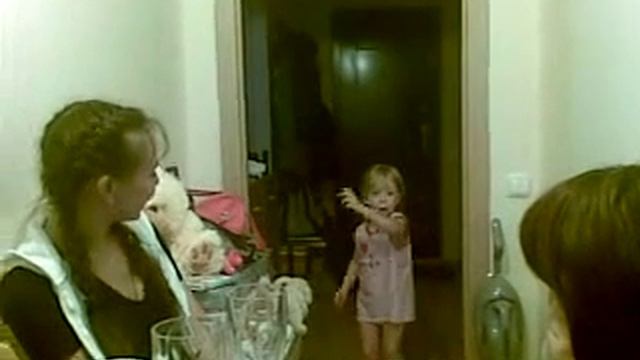 Девочка рассказывает сказку Мойдодыр. смотреть онлайн