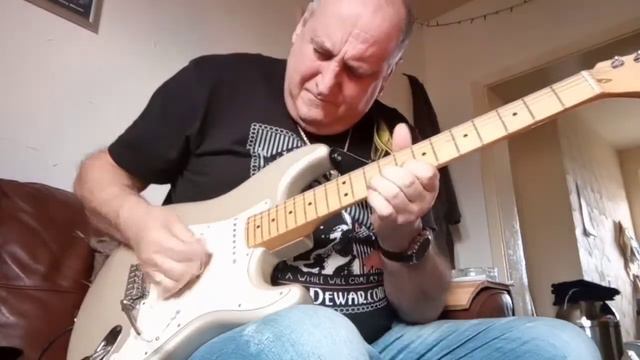 Fender Stratocaster Corona Guitar improv over a minor proggression смотреть онлайн