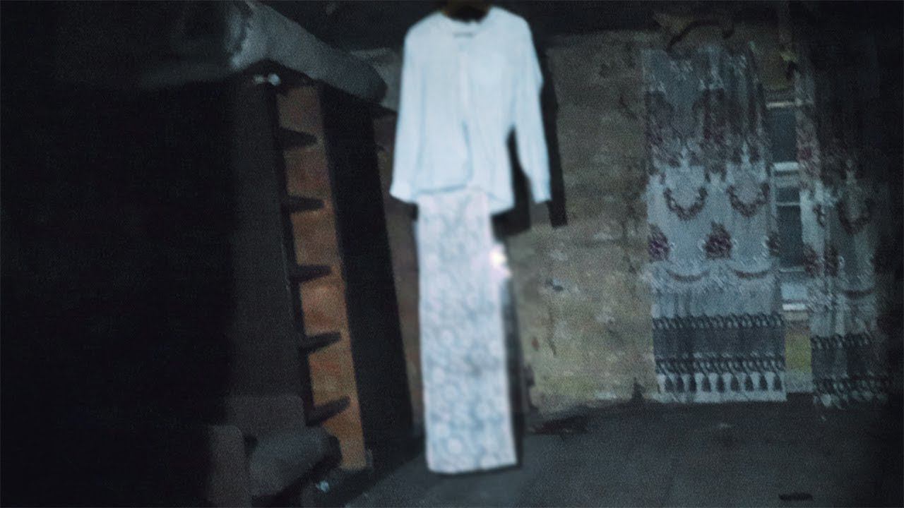 РЕАЛЬНЫЕ ПРИЗРАКИ НОЧЬЮ В СТАРОМ ДОМЕ ВЕДЬМЫ Камера зафиксировала жуткие ПОТУСТОРОННИЕ звуки смотреть онлайн