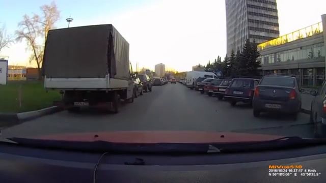 Ты чё зайка моя? Девочка чуть не попала под машину! смотреть онлайн