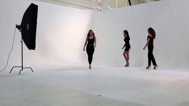 How To Do Runway Turns Like A Model | Modeling Course | Part 2 смотреть онлайн