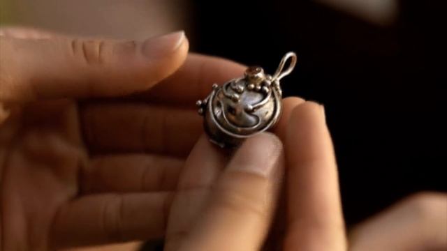 S01E03 Стефан дарит Елене кулон смотреть онлайн