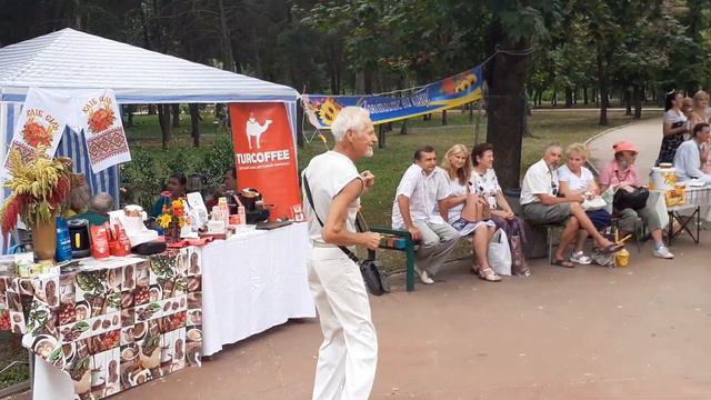 ПОСМОТРИТЕ КАК ДЕДУШКА ТАНЦУЕТ! ВОТ БЫ ВСЕМ ТАК В ЕГО ВОЗРАСТЕ! смотреть онлайн