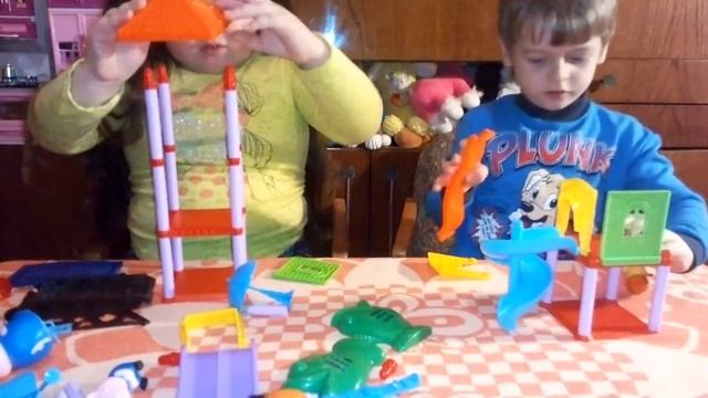 Собираем конструктор - "Игровая площадка свинки Пеппы." смотреть онлайн