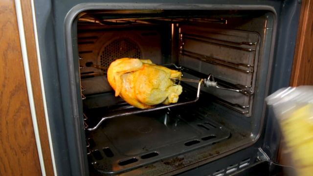 Курица гриль на вертеле с запеченым картофелем в духовке смотреть онлайн