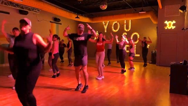 FREAKS - FLY DANCE FITNESS ROUTINE смотреть онлайн