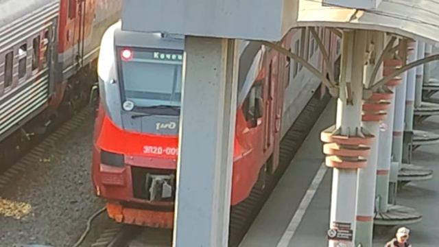 Электропоезд ЭП2Д-0096 отправляется со станции Новосибирск-Главный смотреть онлайн