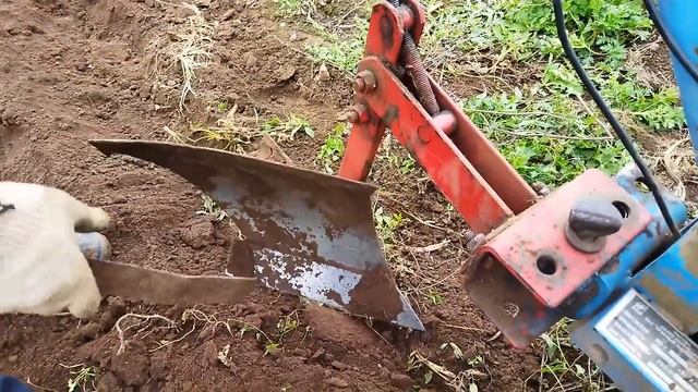 Мотоблок Нева. Пашем огород плугом.