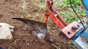 Мотоблок Нева. Пашем огород плугом.