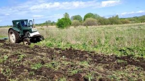 Весенняя пахота заросшего поля самодельным плугом на Т-40