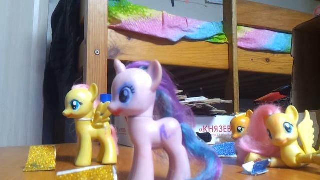 Пони идут в школу.У них новычок пони.Уроки: рисования, англиский язык. смотреть онлайн