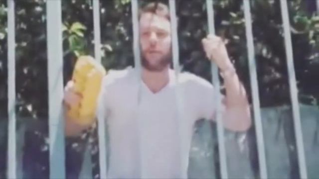 Веселый сосед актера Зака Эфрона смотреть онлайн