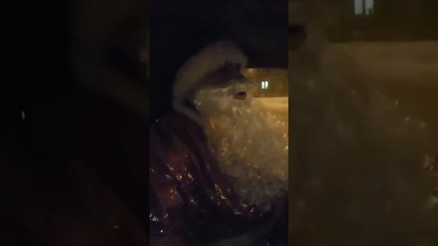 Дед мороз тренерует голос перед елкой. смотреть онлайн