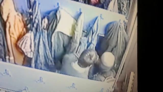 Кража телефона в раздевалке школы №5 г.Кировска. 30 сентября 2017 г. смотреть онлайн