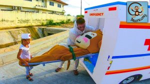 Дети и машина. Диана и Даня играют в доктора на машине. pretend play