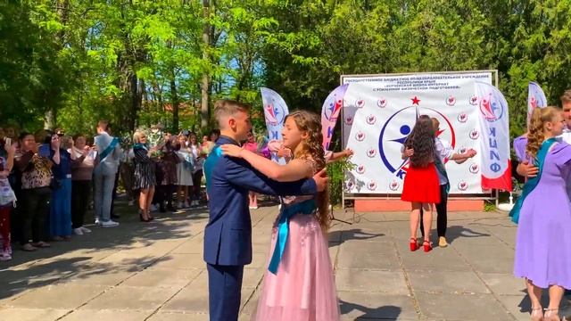 Часть 2. Школьный вальс, поздравления и напутствия: последний звонок 2022-го года в «КШИФ» смотреть онлайн