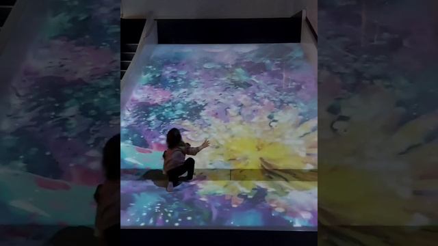 Ева в интерактивной игровой комнате #игровая #дети #kids #game #top #fun смотреть онлайн