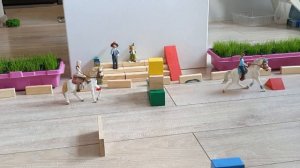Верховая езда на лошади. Игра с лошадками фигурами Schleich. Игровое видео для детей.
