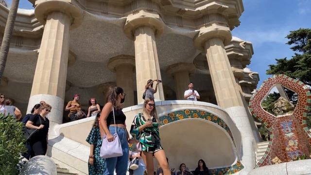 BARCELONA | Walking tour: Sagrada Familia, Parc Güell, Rambla, Gothic Quarter, Casa Battlo & beach смотреть онлайн