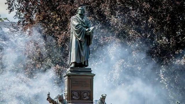 "Papst Franziskus trägt ein Brustkreuz..." смотреть онлайн