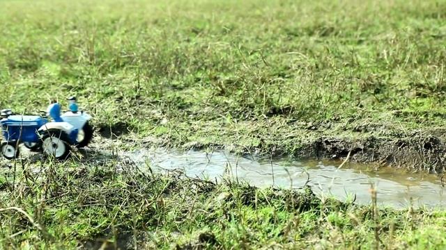 Маленькие тракторы спасают грузовичка с дровами смотреть онлайн