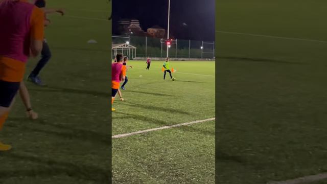 Как правильно отмечать забитый мяч ?😂 #football #shots #футбол #footballshorts #сочи #тренер #гол