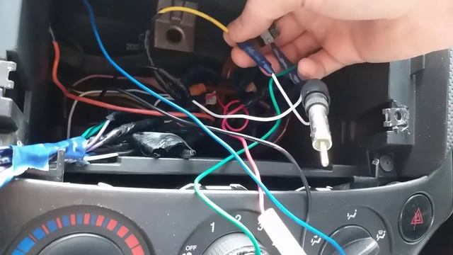 Кассетная магнитола треск в динамиках пробуем убрать смотреть онлайн