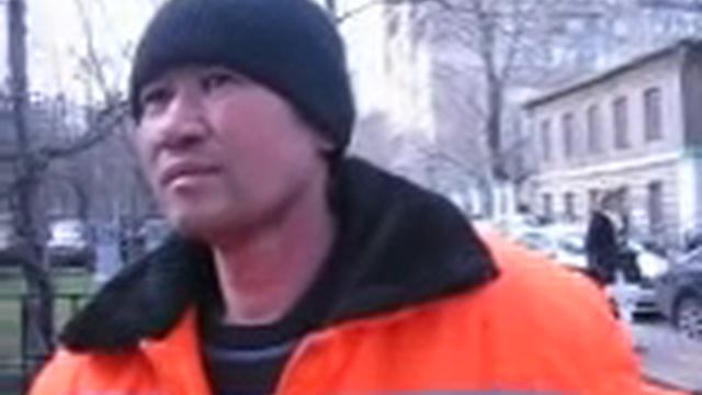 сотрудники БИЗНЕС ТРЕЙД красят заборы. Ядовитый запах краски на 11 этаже. смотреть онлайн