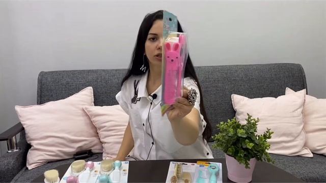 ?Как не повредить нежную кожу головы новорожденного неправильно подобранной расческой? смотреть онлайн