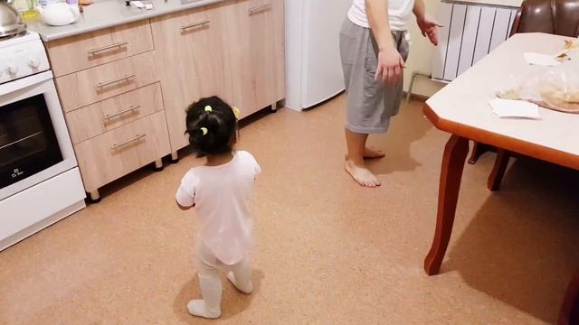 Насёка с папой тестят новый караоке-микрофон смотреть онлайн