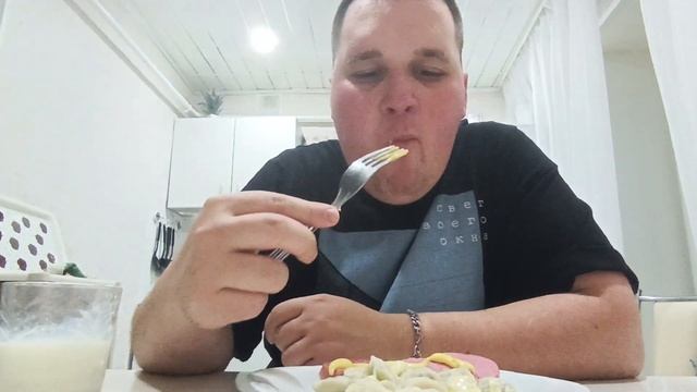 ?ОБЖОР МУКБАНГ ПЕЛЬМЕНИ, КОЛБАСА С СЫРНЫМ СОУСОМ / НОЧНОЙ ПЕРЕКУС / EATING смотреть онлайн