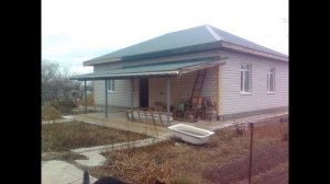 Подшивка свесов кровли обрезками профлиста вальмовой крыши и водосточная система одноэтажного дома