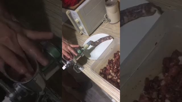 Делаем колбасу из говядины, свинины и сала! смотреть онлайн
