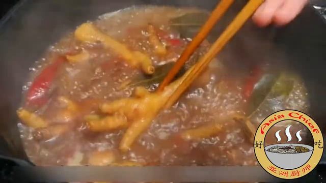 Пряные куриные лапки. 香辣干锅鸡爪 (xiāng là gān guō jī zhuǎ) смотреть онлайн