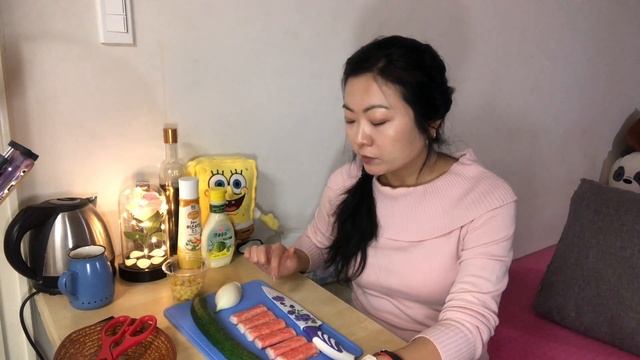 ОБЗОР КРАБОВЫХ ПАЛОЧЕК | Как едят крабовые палочки в Корее смотреть онлайн