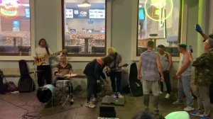 Расплескалась синева! Подарок десантникам! Сорвал голос. ❤️ кавер от 2 августа 2023. Невский.СПБ)