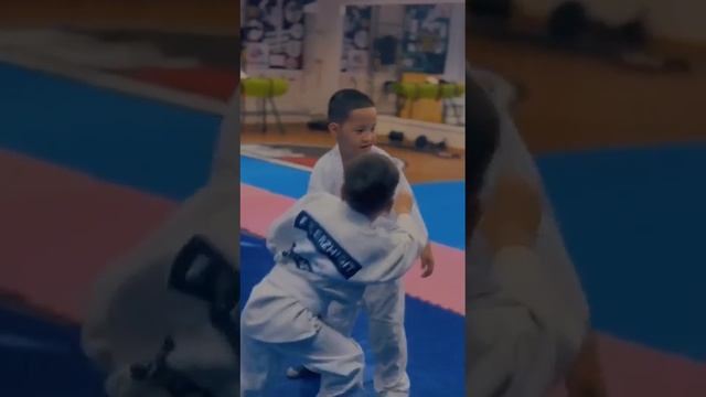 Научите своего ребенка дисциплине и самообороне с помощью дзюдо. ? #judo смотреть онлайн