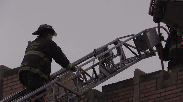 Firefighter, children among 6 hurt in South Chicago extra-alarm fire смотреть онлайн