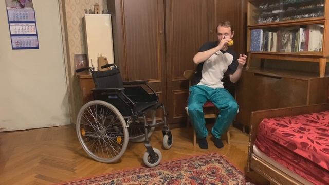 "Не попадись" - игра с мячиком на резинке смотреть онлайн