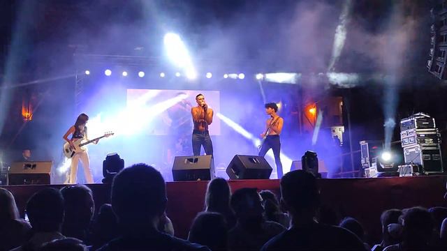 HONEY ARE U COMING LIVE Belmonte Mezzagno...Coraline tribute band maneskin смотреть онлайн