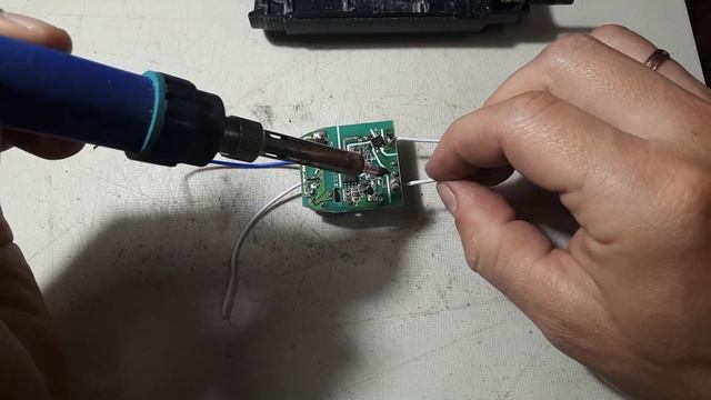 ПЕРЕДЕЛКА СТАРОГО ФОНАРИКА НА СВЕТОДИОД И ЛИТИЙ-ИОННЫЙ АККУМУЛЯТОР С ВОЗМОЖНОСТЬЮ ЗАРЯДКИ ОТ СЕТИ. смотреть онлайн