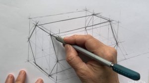 Рисуем шестигранную призму карандашом