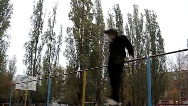 Турник. Из упора отмах с поворотом на 180 в упор сзади смотреть онлайн