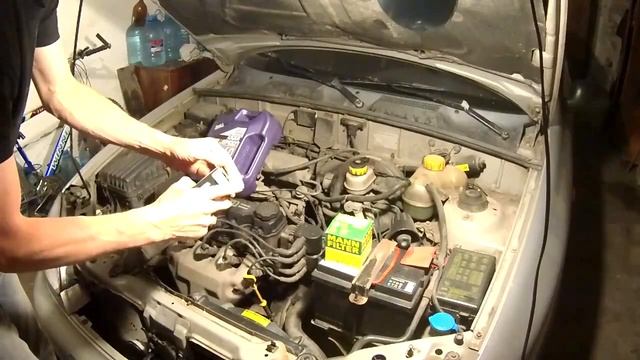 Замена масла двигателя. LIQUI MOLY Synthoil High Tech 5W 40. смотреть онлайн