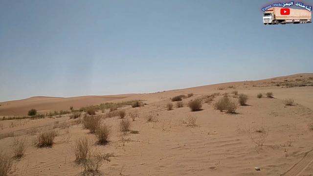 عبر الرمال: شاحنة ضخمة تتحدى الطرق الوعرة في الربع الخالي смотреть онлайн