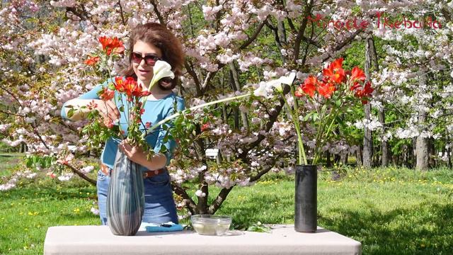 Relaxation video🌺🌺Flower arrangement under the sakura cherry blossoms (alstroemeria and calla lily) смотреть онлайн