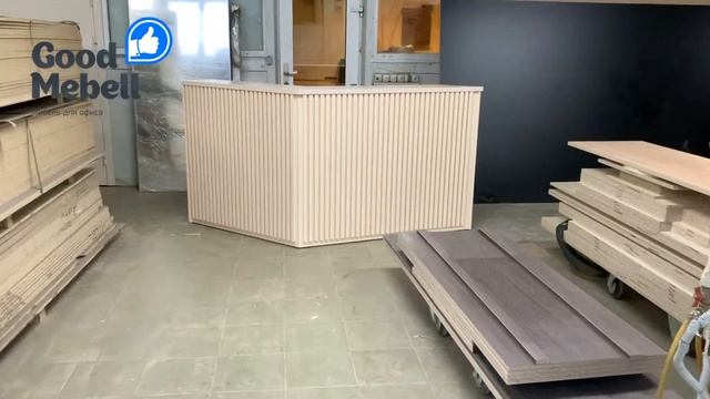 Стойка ресепшн с декоративными рейками из ЛДСП смотреть онлайн