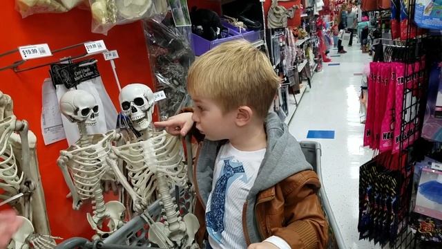 Подготовка к ХЕЛЛОУИН!!! Покупаем скелетов и ведьм в магазине Spirit Halloween смотреть онлайн