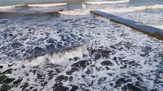 28.03.22 Дивноморск. Прибой. Солнце. 0 тепла.