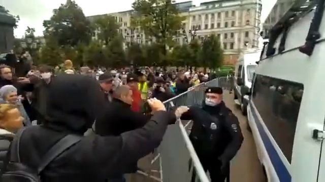 КПРФ толкает ограждение на полицейского, 25.09.21 Москва, Пушкинская площадь. смотреть онлайн
